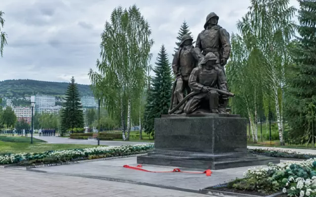 В Новоуральске открыли монумент в честь местных пожарных